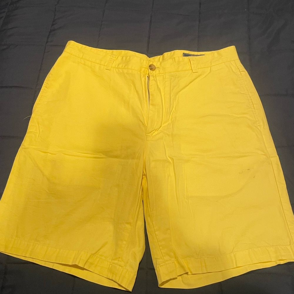 Men’s yellow vineyard vines shorts